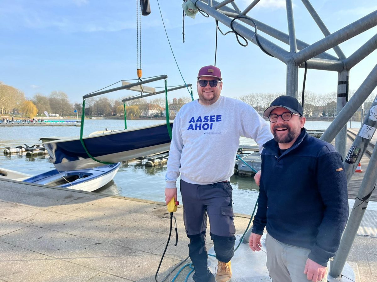 Fabian_und_Simon_am_Kran_mit_Boot